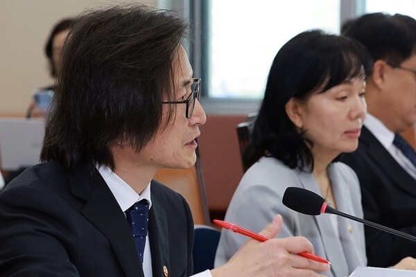 주병기 공정거래위원장은 6일 컨퍼런스하우스 달개비에서 한국소비자단체협의회 및 소속 12개 소비자단체와 간담회에서 "최근 우리 사회가 디지털 전환을 넘어 AI 전환, 그린 전환의 시대로 나아가면서 소비환경이 그 어느 때보다 급변하고 있다"고 진단했다.[출처=연합]