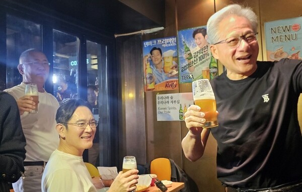 젠슨 황(Jensen Huang) 엔비디아 최고경영자가 지난달 30일 서울 강남구 삼성동 소재 ‘깐부치킨’에서 이재용 삼성전자 회장, 정의선 현대자동차그룹 회장과 치맥 회동을 하고 있다. [출처=연합뉴스]