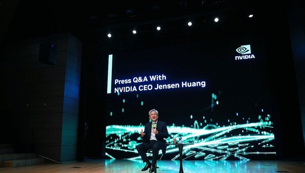 젠슨 황 엔비디아 최고경영자가 31일 경북 경주 예술의전당 원화홀에서 열린 2025년 아시아태평양경제협의체(APEC) 경주 엔비디아 기자간담회에서 취재진 질문에 답하고 있다. [출처=연합]