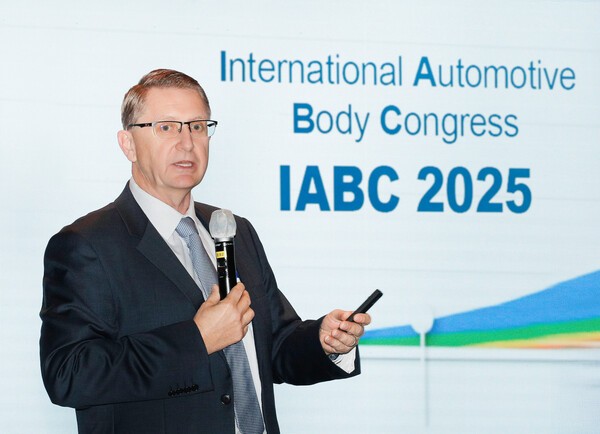 IABC 2025 서울에서 환영사를 전하는 브라이언 맥머레이 지엠테크니컬센터코리아 사장 [출처=GM 한국사업장]