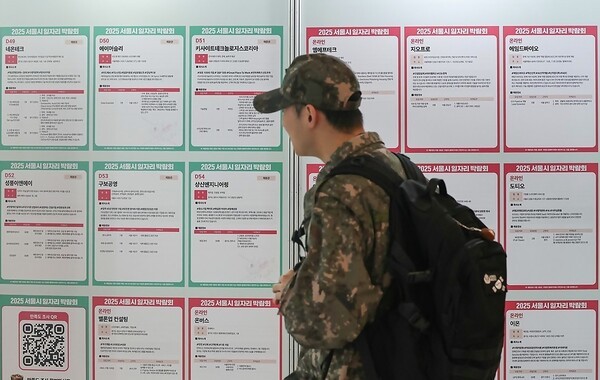 더불어민주당 황희 의원(서울 양천갑)은 6일 국회 국방위원회 회의실에서 열린 제1차 군복지개선소위원회에서 군인 처우 개선을 군 신뢰 회복의 핵심 과제로 규정하고 구체적인 제도 개선 방안을 발표했다.  [출처=연합]