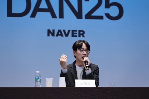 김범준 네이버 최고운영책임자(COO)가 6일 서울 강남구 삼성동 코엑스에서 열린 네이버 통합 콘퍼런스 '단25'에서 질의에 답변하고 있다. [출처=네이버]