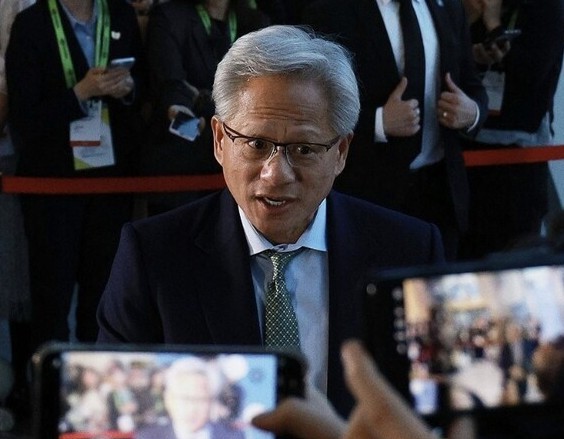 젠슨 황 엔비디아 최고경영자가 31일 경북 경주 예술의전당 원화홀에서 열린 2025년 아시아태평양경제협의체(APEC) 경주 엔비디아 기자간담회에서 입장 전 취재진 질문에 답하고 있다. [출처=연합]