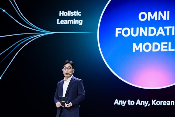 김유원 네이버클라우드 대표가 서울 강남구 삼성동 코엑스에서 열린 네이버 통합 콘퍼런스 '단25'에서 발표하고 있다. [출처=네이버]