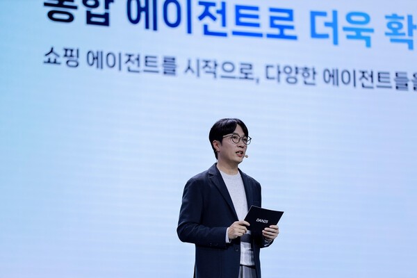 김범준 네이버 최고운영책임자(COO)가 6일 서울 강남구 삼성동 코엑스에서 열린 네이버 통합 콘퍼런스 '단25'에서 발표하고 있다. 