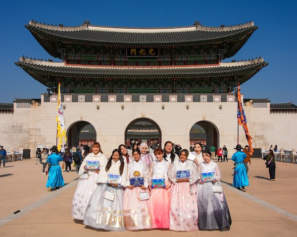 롯데웰푸드 ‘빼빼로 AgentP(에이전트 피)’ 활동 인원들이 경복궁을 방문해 기념촬영을 하고 있다. [출처=롯데웰푸드]