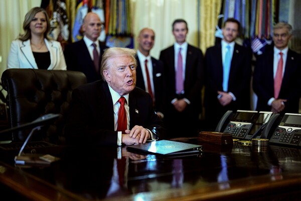 도널드 트럼프 미국 대통령(가운데)이 2025년 지난 6일 미국 워싱턴 D.C. 백악관 오벌 오피스에서 연설하고 있다. 엘리 릴리(Eli Lilly & Co.)와 노보 노디스크(Novo Nordisk A/S)는 트럼프 행정부와 관세 감면 및 메디케어 환자들의 접근성 확대를 조건으로 블록버스터급 체중 감량 약물 가격을 인하하는 계약을 체결했다. [출처=연합뉴스]