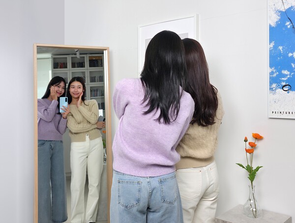 삼성전자 모델이 '갤럭시 A17 LTE'로 거울 셀피를 촬영하는 모습 [출처=삼성전자]