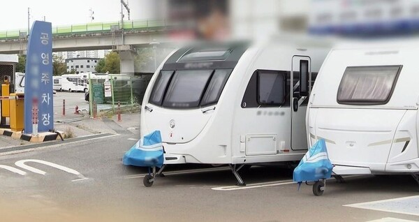 현행 주차장법은 무료 공영주차장에서 1개월 이상 차량을 방치할 경우 견인이 가능하도록 규정하고 있다. 그러나 장기 주차 기준이 동일한 주차구획 내 체류 여부로만 한정돼 있어, 주차구획을 옮겨가며 주차하는 경우에는 제재가 어려운 상황이다.[출처=연합]