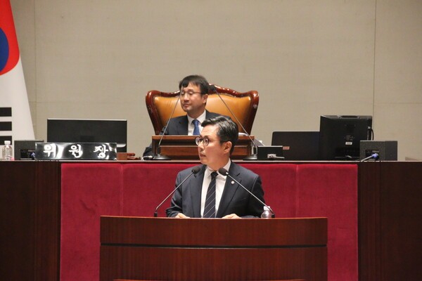 안도걸 더불어민주당 의원(광주 동남을·정책위 상임부의장)은 6일 국회 예산결산위원회 종합질의에서 "새 정부 출범 이후 불과 5개월 만에 우리 경제는 뚜렷한 반전의 흐름을 보이고 있다"며 "최근 발표된 3분기 성장률 1.2%가 전망치를 상회하며 경기 회복세가 본격화되고 있다"고 평가했다. [출처=안도걸 의원실]