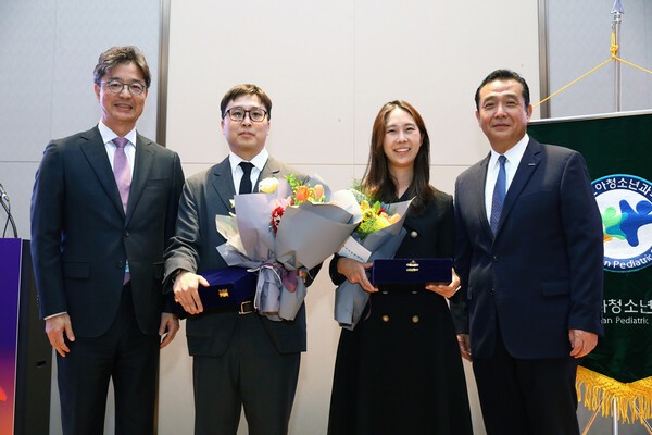 왼쪽부터 대한소아청소년과학회 김한석 이사장, 지니너스 서은섭 책임연구원, 중앙대학교병원 이다혜 조교수, 두산연강재단 이원재 대표이사. [출처=두산연강재단]