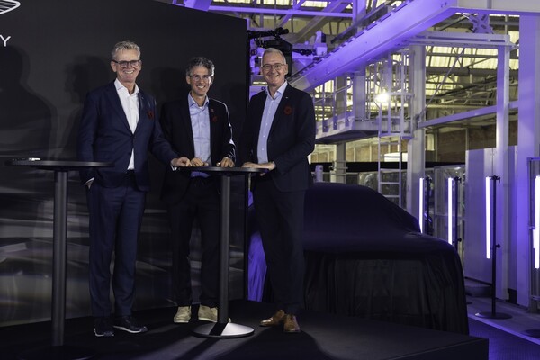 벤틀리모터스, ‘비욘드100+’ 전동화 전략의 새로운 지표 발표_프랑크-슈테펜 발리저(Frank-Steffen Walliser) 벤틀리모터스 회장 겸 CEO(가운데) [출처=벤틀리모터스]