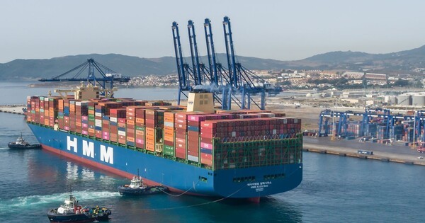 스페인 알헤시라스 터미널(TTIA)에 기항하는 2만 4,000 TEU급 컨테이너선 ‘HMM 알헤시라스호’ [출처=HMM]