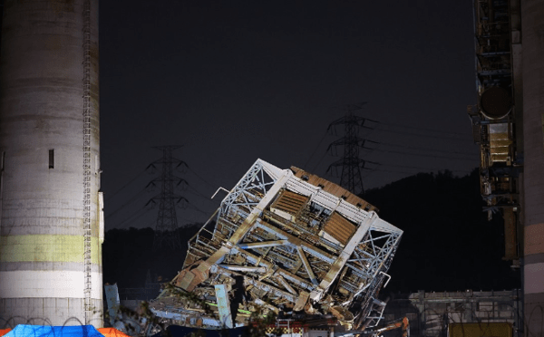6일 오후 울산시 남구 용잠동 한국동서발전 울산발전본부 울산화력발전소 보일러 타워 붕괴 사고 현장에서 야간작업이 이어지고 있다. 이 사고로 2명이 구조됐고 7명이 매몰된 것으로 추정된다. [출처=연합]