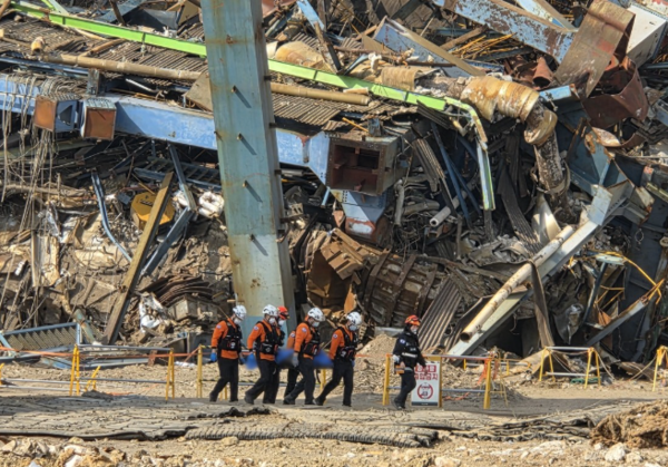 울산화력발전소 보일러 타워 붕괴 사고 현장에서 7일 오전 구조된 매몰자를 119구급대원들이 병원으로 이송하고 있다. [출처=연합]