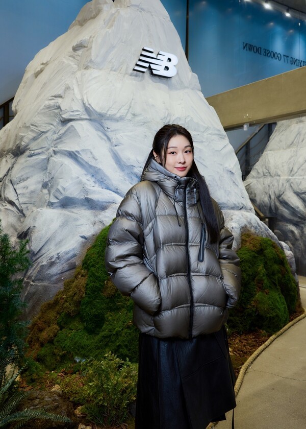 뉴발란스(NEW BALANCE)가 완판 행렬을 이어가고 있는 ‘플라잉 다운(FLYING DOWN)’을 주제로 한 ‘WAY TO PEAK’ 팝업스토어를 서울 성수 플래그십스토어에서 오픈했다. [출처=이랜드]