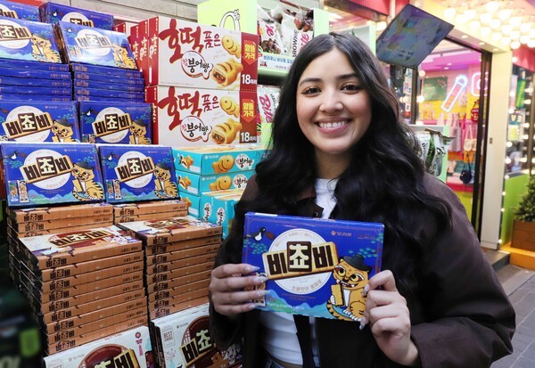 한 외국인 관광객이 서울 명동 소재 코리아마트에서 오리온 '비쵸비 국립중앙박물관 에디션'과 함께 포즈를 취하고 있다. [출처=오리온]