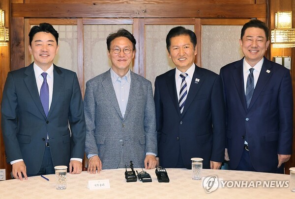 김민석 국무총리가 지난달 서울 종로구 총리공관에서 열린 고위당정협의회에서 강훈식 대통령 비서실장, 더불어민주당 정청래 대표, 김병기 원내대표와 기념 촬영했다. [출처 =연합뉴스]