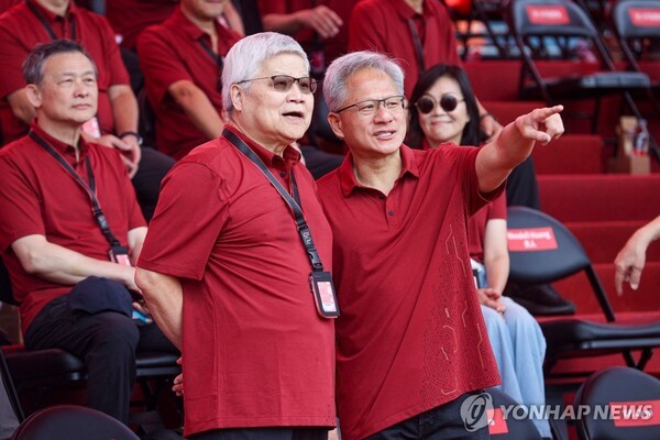 젠슨 황 엔비디아 최고경영자(CEO·오른쪽)와 웨이저자(魏哲家) TSMC 회장이 8일(현지시간) 대만 신주(新竹)시에서 열린 TSMC 연례 체육대회에 참석해 대화를 나누고 있다. [출처=연합뉴스]