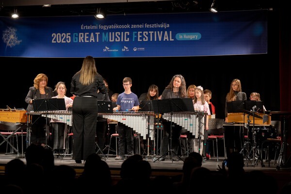 8일(현지시간) 헝가리 부다페스트 어러니티즈 문화센터에서 열린 제2회 ‘GMF in Hungary’에서 헝가리 발달장애인 음악협회 소속 오케스트라 ‘파라필리크(Parapillék)’가 공연을 선보이고 있다. [출처=SK온]