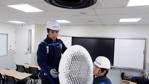 삼성전자서비스 엔지니어가 수능 고사장에서 삼성전자 시스템에어컨 사전 점검을 진행하고 있다.[출처=삼성전자서비스]