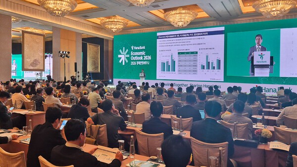 하나은행은 해외 거주 교민들의 자산관리 수요에 부응하기 위해 인도네시아와 홍콩을 방문, 맞춤형 자산관리 세미나 '해외로 찾아가는 패밀리오피스 세미나'를 개최했다. 인도네시아 자카르타시 소재 Hotel Mulia Senayan에서 교민들을 대상으로 '해외로 찾아가는 패밀리오피스 세미나'를 진행하고 있다. [출처=하나은행]