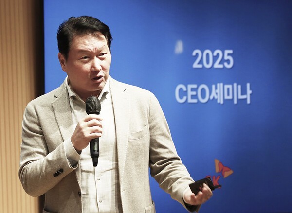 최태원 SK회장이 지난 6일부터 8일까지 경기도 이천 SKMS연구소에서 열린 '2025 SK그룹 CEO세미나'에서 클로징 멘트를 하고 있다. [출처=SK그룹]