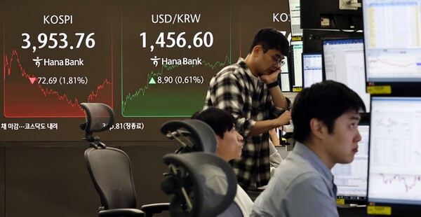 지난 7일 서울 중구 하나은행 딜링룸 현황판에 코스피 지수 등이 표시되고 있다. 이날 코스피 지수는 전 거래일 대비 72.69포인트(1.81%) 내린 3,953.76에, 코스닥은 21.36포인트(2.38%) 내린 876.81에 장을 마감했다. [출처=연합뉴스]