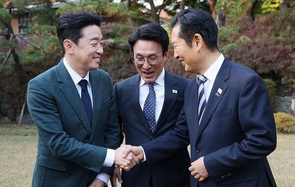 김민석 국무총리(가운데)가 지난 9일 서울 종로구 총리공관에서 열린 고위당정협의회에서 강훈식 대통령 비서실장(왼쪽), 더불어민주당 정청래 대표와 손을 잡고 있다. [출처=연합뉴스]