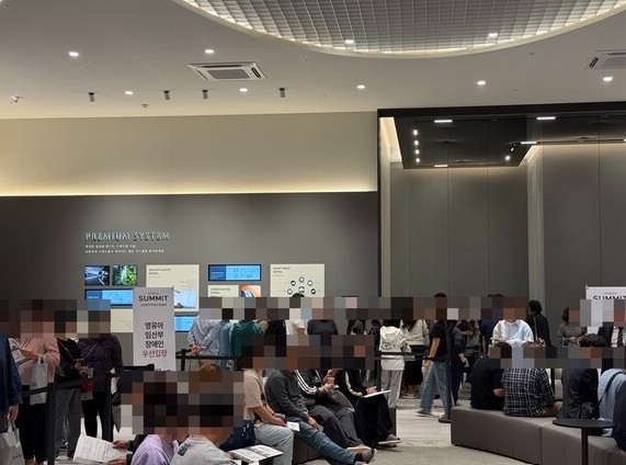 '김포풍무 호반써밋' 견본주택 유닛을 둘러보기 위해 수요자들이 줄을 서고있다.[출처=EBN]