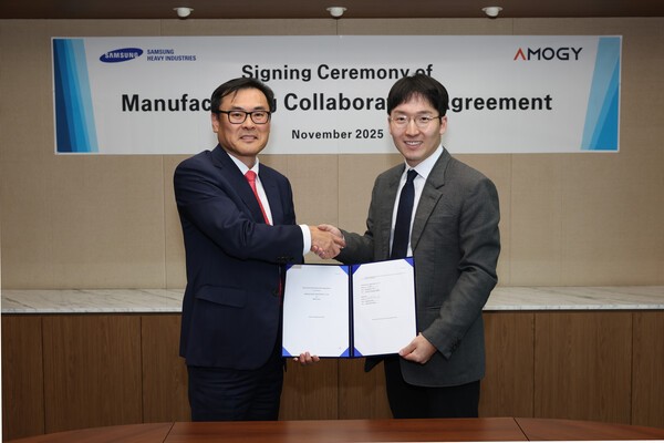 삼성중공업 김경희 부사장(왼쪽)과 아모지 우성훈 대표가 전략적 협력 계약 기념 촬영을 하고 있다. [출처= 삼성중공업]