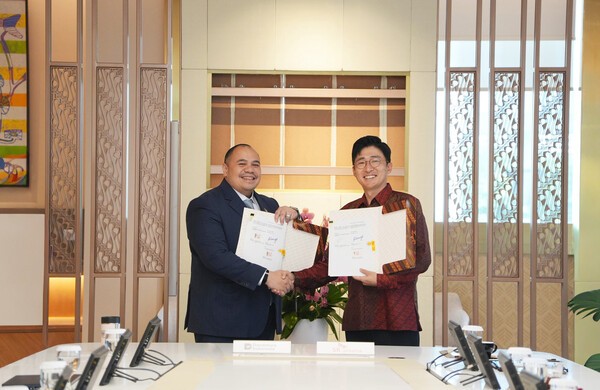 SK플라즈마코어 노현호 법인장(오른쪽)과 다난타라 최고투자책임자 판두 자흐리르 (왼쪽)가 인도네시아 현지에서 열린 혈액제제 생산 인프라 투자를 위한 MOU를 체결식에서 서명 후 기념촬영을 하고 있다. [출처=SK플라즈마]