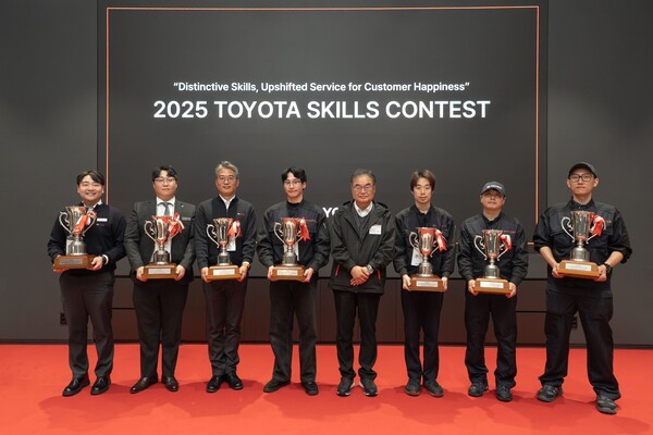 콘야마 마나부 토요타코리아 사장이 2025 토요타 스킬 콘테스트 부문별 1위 수상자와 함께 기념 촬영을 하고 있다. [출처=토요타코리아]
