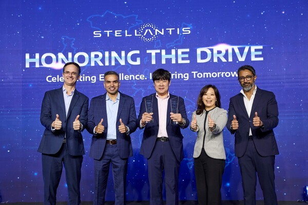 스텔란티스 IAP 딜러어워드_빅토리 김하근 대표(왼쪽에서 3번째)_스텔란티스코리아 방실 대표(오른쪽에서 2번째) [출처=스텔란티스코리아]