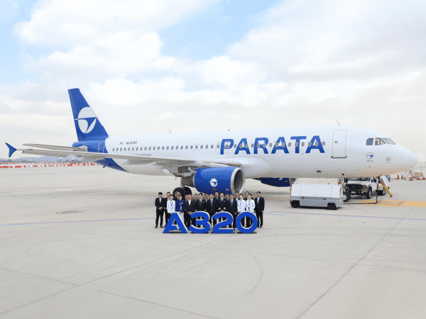 김포공항에서 진행된 파라타항공 A320 2호기 도입식에서 윤철민 대표이사(앞줄 가운데)와 임직원들이 기념 촬영을 하고 있다. [출처=파라타항공]