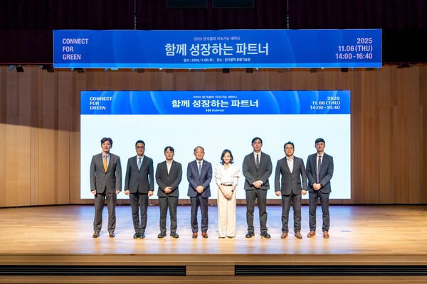 지난 6일 서울 서초구 소재 한국콜마 종합기술원에서 개최된 제3회 지속가능세미나에서 발표자들과 최현규 한국콜마 대표이사(왼쪽 네 번째) 등 관계자들이 기념사진을 촬영하고 있다. [출처=한국콜마]