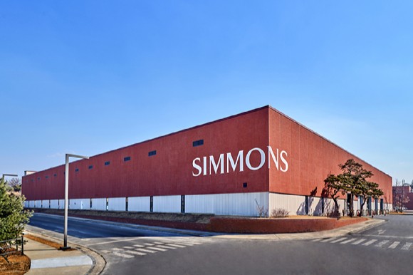 시몬스가 한국경영인증원(KMR)으로부터 고객만족경영시스템(ISO 10002) 인증을 취득하며, 고객 만족도 향상을 위해 지속적으로 노력한 공로를 인정받았다. [출처=시몬스]