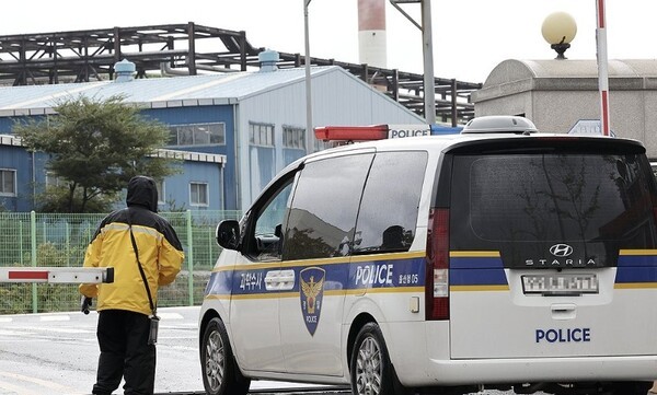 10월 22일 오전 울산경찰청 과학수사대 차량이 울산시 남구 SK에너지 FCC 2공장 내 6명의 사상자가 발생한 수소제조공정 폭발사고 현장 관계기관 합동감식을 위해 공장 정문을 통과하고 있다. [출처=연합]