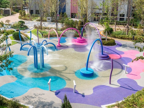 호반건설이 '2025 한국색채대상'에서 '컬러 드롭 워터 페스타' 프로젝트로 공간환경(그린)상을 수상했다, 프로젝트를 적용한 호반써밋 스카이센트럴 2차 놀이시설물 전경. [출처=호반건설]