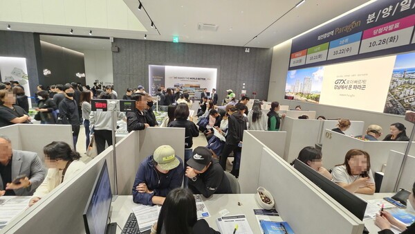 '회천중앙역 파라곤' 견본주택 인파사진.[출처=라인그룹]