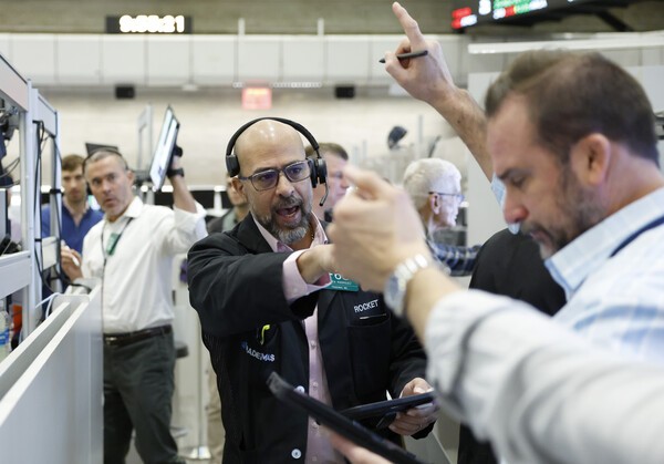 뉴욕 월가 뉴욕증권거래소(NYSE) 옵션시장에서 트레이더들이 일하고 있다. 상원 의원들이 역사적인 미국 정부 셧다운(일시적 업무정지) 종식을 위한 잠재적 합의에 중요한 진전을 이룬 후 월요일 주가가 상승했다. [출처=연합뉴스]