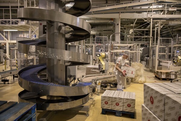 푸실리 라 몰리사나 공장에서 한 직원이 파스타 포장이 컨베이어 벨트를 따라 움직이는 모습을 지켜보고 있다. [출처=월스트리트저널]