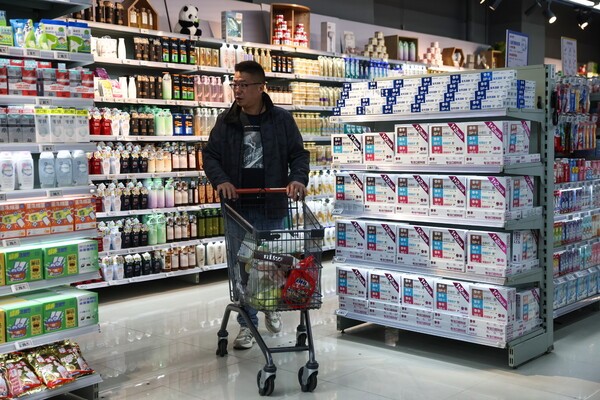 중국 베이징의 한 슈퍼마켓에서 한 남성이 쇼핑을 하고 있다. 중국의 2025년 10월 무역흑자는 900억 7천만 달러(780억 7천만 유로)로, 전년 동기 957억 2천만 달러(829억 6천만 유로)보다 적었으며, 예상치인 956억 달러(828억 6천만 유로)보다 적었다. [출처=연합뉴스]