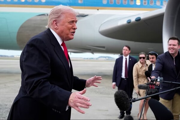 도널드 트럼프 대통령의 ‘관세 환급 수표’ 제안은 정책 실효성보다 정치적 상징성이 부각된 조치로 평가된다. 물가 불안과 재정 리스크가 공존하는 상황에서 현금 배당은 일시적 달콤함일 수 있으나, 그 대가로 국가 부채와 인플레이션이라는 구조적 부담이 커질 수 있다는 우려가 제기된다. [출처=AP통신]