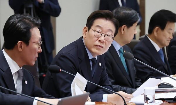 이재명 대통령이 11일 용산 대통령실에서 열린 국무회의를 주재했다.[출처=연합]