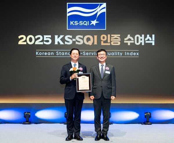 ‘2025 KS-SQI’ 인증 수여식에 참석한 박희돈 대한항공 경영전략본부장(왼쪽)이 문동민 한국표준협회 회장과 기념 사진을 촬영하는 모습.[출처=대한항공]