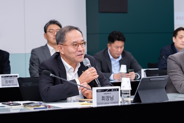 NH농협금융은 10일 서울 서대문구 본사에서 지주 및 자회사 고객전략 담당 임직원 60여 명이 참석한 가운데 '2025년 제3차 농협금융 고객전략협의회'를 개최했다. 이찬우 회장이 회의를 주재하고 있다. [출처=NH농협금융]