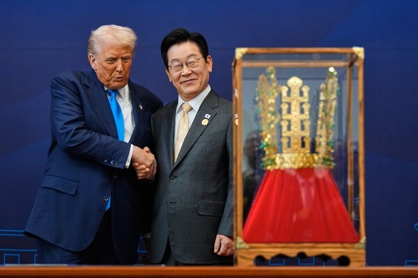 이재명 대통령이 지난달 29일 경북 경주박물관에서 도널드 트럼프 미국 대통령에게 '천마총 금관 모형'을 선물한 뒤 악수하고 있다. 왼쪽은 이 대통령이 트럼프 대통령에게 수여한 무궁화 대훈장. [출처=AP통신]