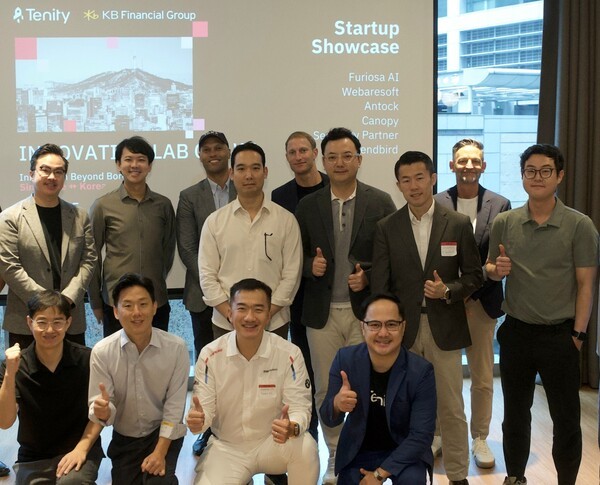 지난 10일 싱가포르 현지에서 진행된 「KB Demo Day」 행사에서 ‘KB스타터스 싱가포르’ 선발 기업과 글로벌 VC, AC, 유관기관의 관계자들이 기념촬영을 하고 있다. [출처=KB금융]