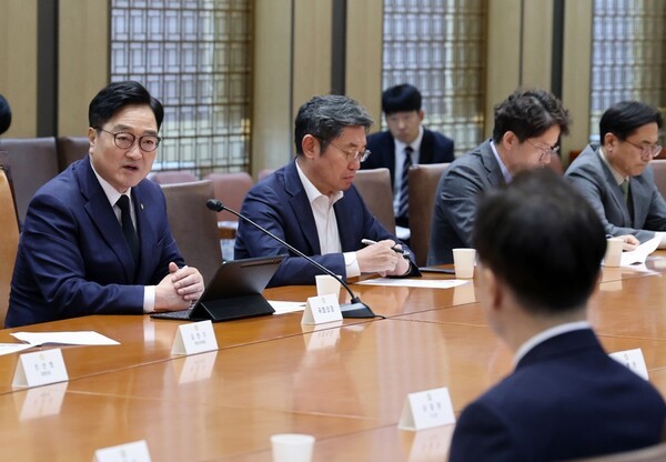 우원식 국회의장은 11일 국회 접견실에서 '관봉권 띠지 폐기 의혹 및 쿠팡 퇴직금 불기소 외압 의혹 진상규명'을 위한 특별검사후보추천위원회 위원 7명을 위촉했다.[출처=국회]